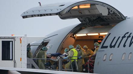 Corona-Patienten werden in Memmingen ins fliegende Lazarett der Luftwaffe gebracht