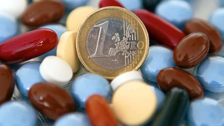 Mit einem Euro ist es bei Medikamenten in Deutschland zumeist nicht getan.