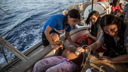 Untersuchung einer schwangeren Schiffbrüchigen auf dem Segler des italienischen Seenotrettungsvereins "Mediterranea"