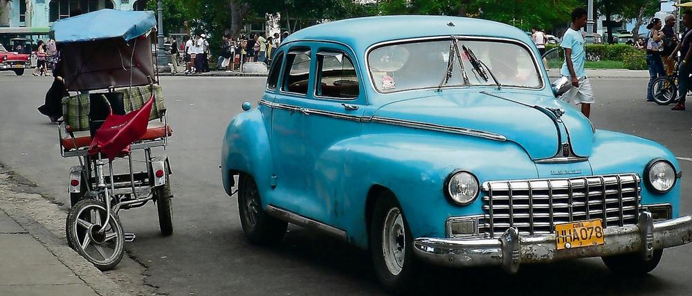 Typisches Straßenbild in Havanna: Auch aufgrund des Handelsembargos sind Autos in Kuba Luxusgüter, die seit Jahrzehnten sorgfältig gepflegt werden.