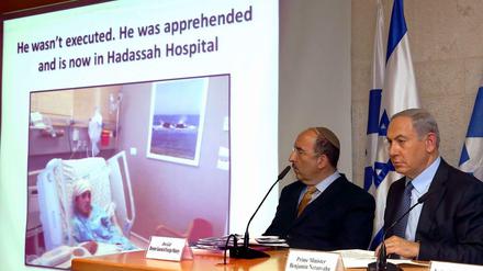 Ein Bild des 13 Jahre alten palästinensischen Jungen Ahmed Mansra im Hadassah-Krankenhaus wird bei einer Pressekonferenz von Israels Premier Benjamin Netanjahu (rechts) am 15. Oktober gezeigt. 