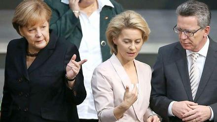 Angela Merkel, Ursula von der Leyen und Thomas de Maizière bei der Kanzlerwahl 2013 im Bundestag.