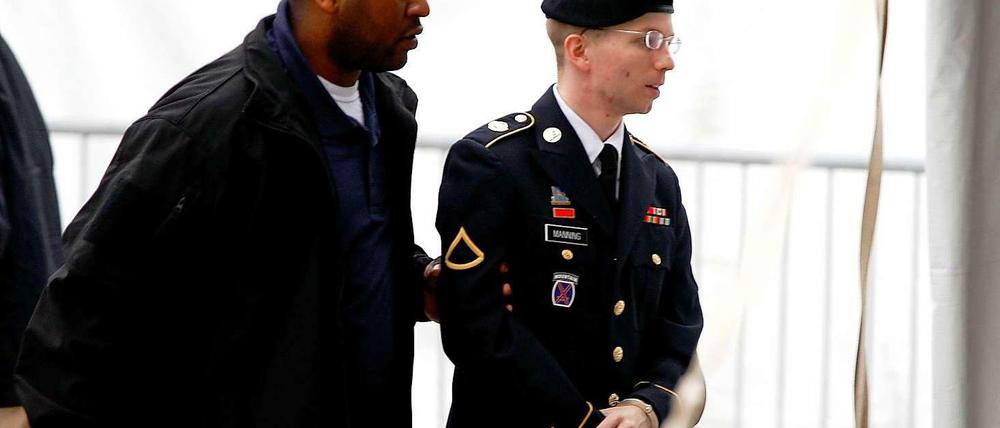 Am Montag beginnt der Militärprozess gegen Army Private Bradley Manning, der als wichtigster Informant von Wikileaks gilt. Auf ihnen sollen sowohl das "Collateral Murder Video" als auch die diplomatischen Depeschen zurückgehen. Bradley Manning war auf einem Stützpunkt im Irak stationiert und hatte dort Zugriff auf klassifizierte Dokumente. Im Internet hatte er sich im Chat mit einem Hacker als Wikileaks-Informant offenbart, 2010 wurde er daraufhin im Irak verhaftet. Dieses Bild zeigt Manning wie er auf dem Armeestützpunkt Fort Meade am 21. Mai zu einer Anhörung geführt wird. Der Prozess findet unter Ausschluss der Öffentlichkeit statt.