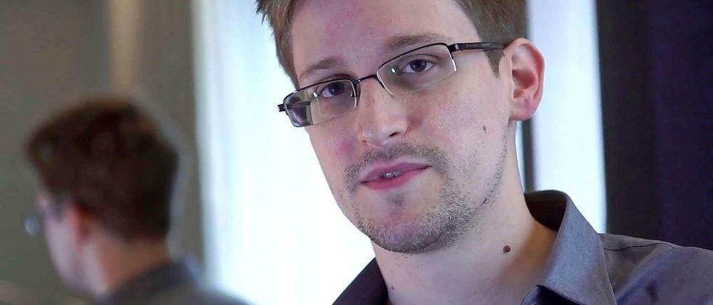 Die USA haben gegen Edward Snowden einen Haftbefehl wegen Spionage und Weitergabe von Regierungsdokumenten erlassen, er lebt im Exil in Moskau.
