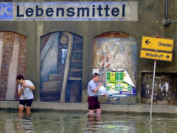 Land unter in Meißen. Dutzende Städte wurden im August 2002 überflutet. 