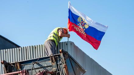 An einer Bushaltestelle in Saporischschja wird eine russische Flagge gehisst. (Symbolbild)
