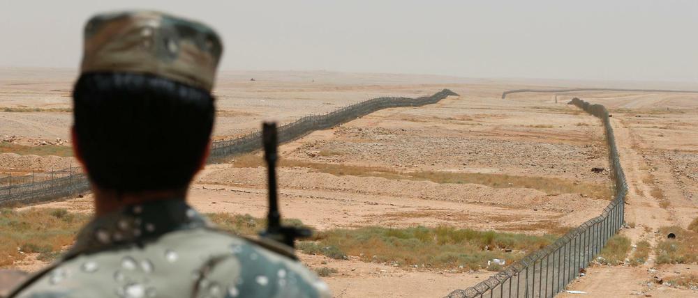 Ein saudischer Grenzschützer steht an der Grenze Saudi-Arabiens zum Irak. 