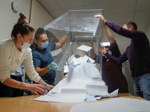In Tomsk werden Stimmen ausgezählt. Vielerorts gibt es Berichte über Wahlmanipulationen. 