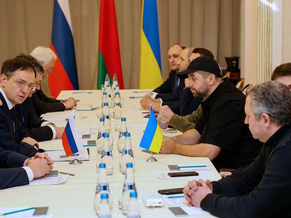 Podoljak (rechte Seite, 2. von links) war auch den ukrainisch-russischen Verhandlungen beteiligt. 