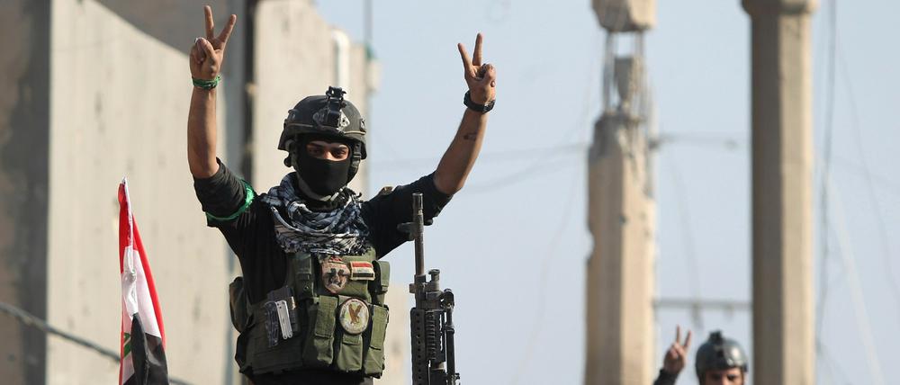 Siegreich: Irakische Soldaten feiern die Vertreibung der IS-Kämpfer aus Ramadi.