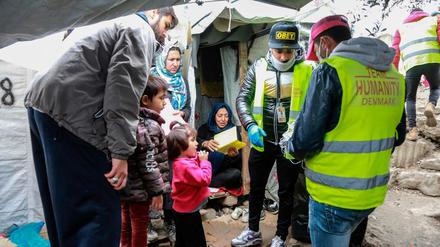 Die Nichtregierungsorganisation "Team Humanity" verteilt Gesichtsmasken an Flüchtlinge im Lager Moria auf Lesbos. 