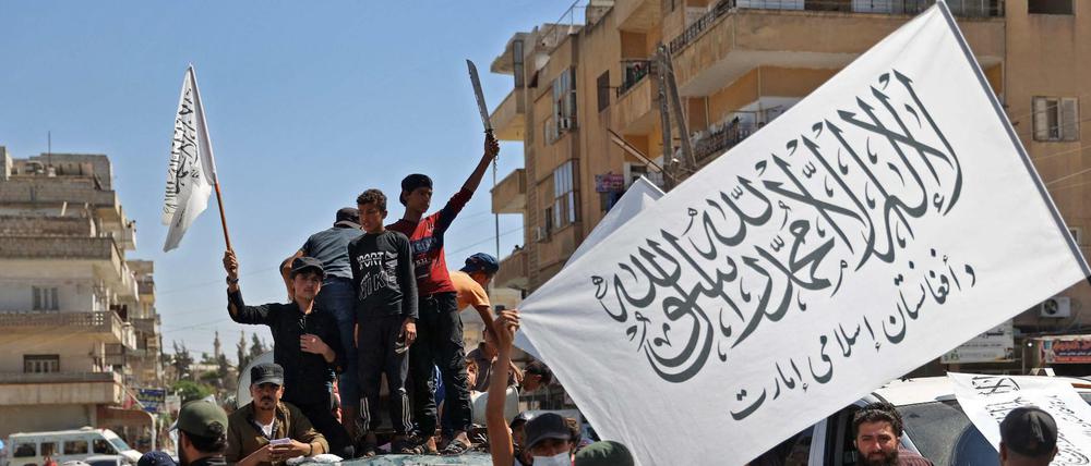 Islamisten in Syrien zeigen die Flagge der Taliban. 