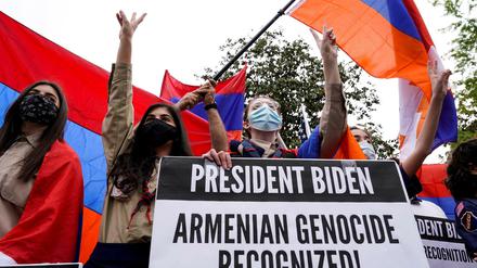 Angehörige der armenischen Diaspora vor der türkischen Botschaft in Washington.