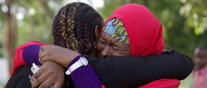 Aktivisten der Initiative #BringBackOurGirls (#BBOG) umarmen sich in Abuja, als sie von dem geretteten Mädchen erfahren. 