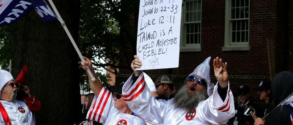 Mitglieder des Ku-Klux-Klans demonstrieren 2017 in Charlottesville.