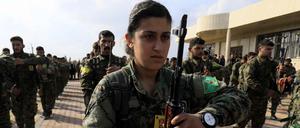 Kämpferinnen und Kämpfer der "Kurdischen Volksverteidigungseinheiten" (YPG) in Syrien.