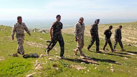 Kurdische Peshmerga-Kämpfer überqueren einen Kontrollpunkt bei Bashiqa im Nordirak. Ihre Ausbildung durch türkisches Militär sorgt jetzt für Streit zwischen Ankara und Bagdad.