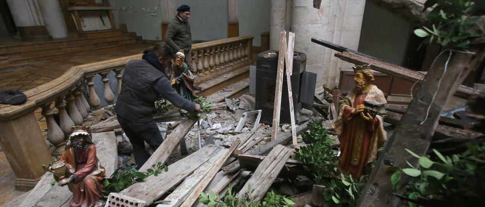 Kirchenmitglieder in den Trümmern der St.-Elias-Kathedrale in Aleppos Altstadt.