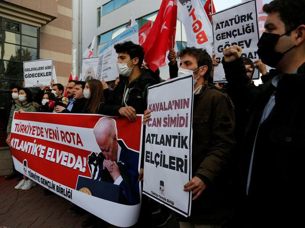 Anhänger des türkischen Präsidenten Recep Tayyip Erdogan haben sich vor der US-Botschaft in Ankara aufgestellt, um gegen die Unterstützung des Westens für den inhaftierten Bürgerrechtler Kavala zu protestieren. 