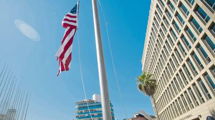 Vor der wiedereröffneten US-Botschaft wurde am Freitag feierlich die US-Fahne hochgezogen.
