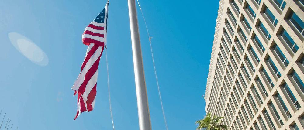 Vor der wiedereröffneten US-Botschaft wurde am Freitag feierlich die US-Fahne hochgezogen.