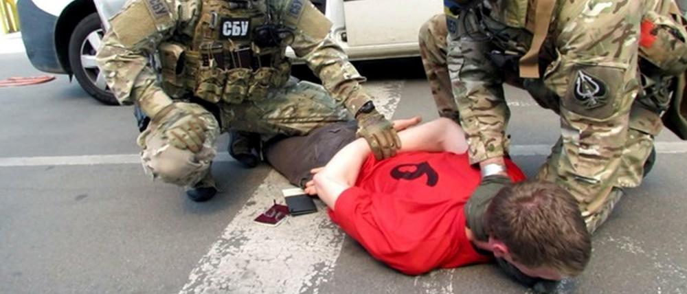Dieses Foto des ukrainischen Geheimdienstes soll die Festnahme des Franzosen zeigen. 