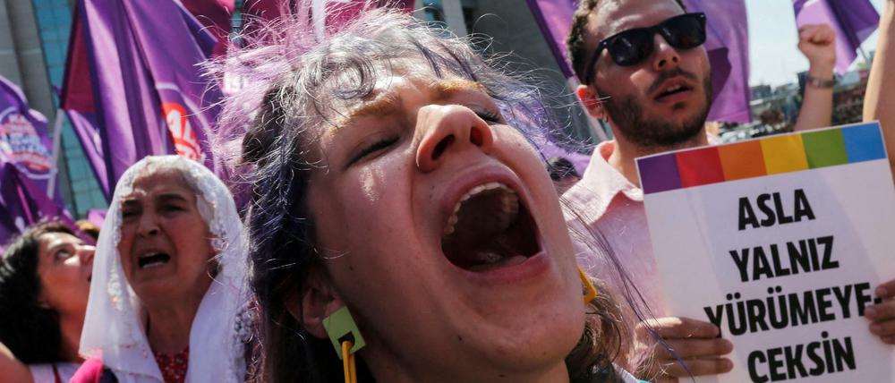 Aktivistinnen und Aktivisten der Bewegung "Wir stoppen die Morde an Frauen" protestieren vor dem Istanbuler Gerichtsgebäude. 