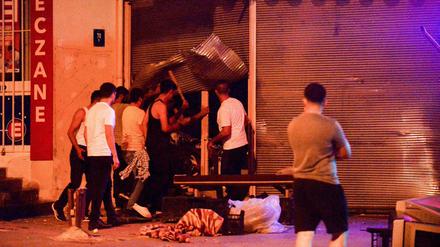In der türkischen Hauptstadt Ankara plünderte ein Mob die Geschäfte von Syrern und zündete Autos an.