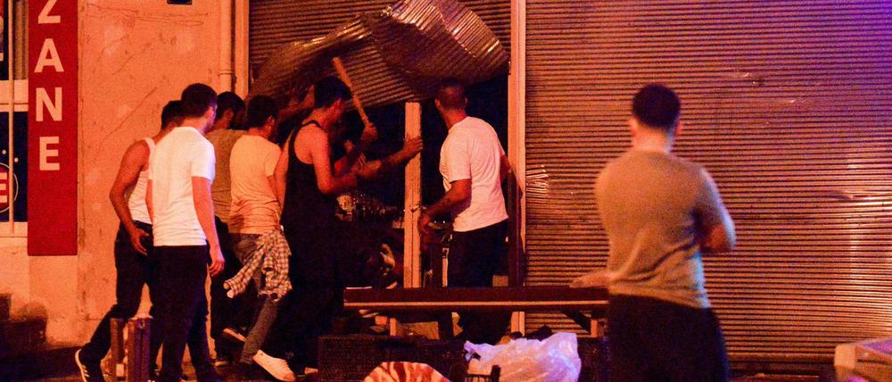 In der türkischen Hauptstadt Ankara plünderte ein Mob die Geschäfte von Syrern und zündete Autos an.
