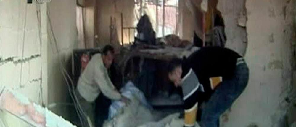 Fernsehbilder zeigen Aufnahmen der beschädigten Gebäude in Damaskus.