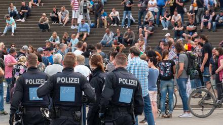 Menschen demonstrierten am Wochenende in Erfurt gegen das coronabedingte Infektionsschutzgesetz.