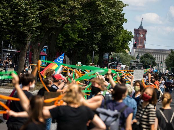 Unteilbar-Demonstration gegen Rassismus, Ungerechtigkeit und Antisemitismus in Berlin am 14. Juni. 