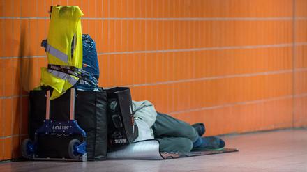 Ein Obdachloser schläft in einer Unterführung in Stuttgart.