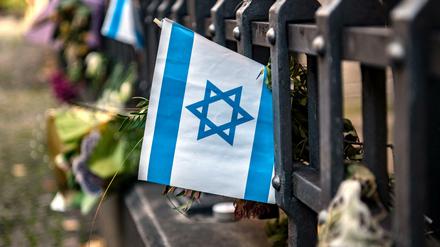 Eine israelische Fahne an einem Gitter vor der Neuen Synagoge in Berlin bei einer Kundgebung gegen Antisemitismus