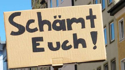Empörung: Ein Demonstrant hält in München bei einer Protestaktion im Vorfeld des NSU-Prozesses ein Schild in die Höhe.