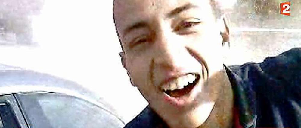 Der mutmaßliche Toulouse-Attentäter Mohamed Merah auf einem bereits bekannten Video. Neue Aufnahmen sollen seine Taten zeigen.