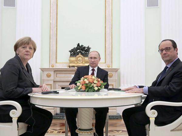 Am runden Tisch im Kreml: Bundeskanzlerin Angela Merkel, Russlands Präsident Wladimir Putin, Frankreichs Präsident Francois Hollande.