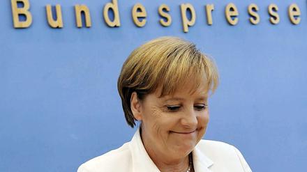 Bundeskanzlerin Angela Merkel verabschiedet sich guter Dinge in den Urlaub.