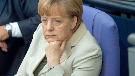 Spannung pur? Selbst Kanzlerin Angela Merkel scheint sich im Bundestag ab und zu mal zu langweilen. 