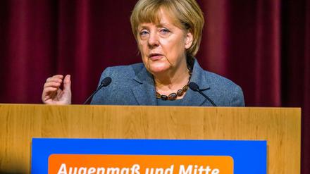 Bundeskanzlerin Angela Merkel (CDU) spricht am 17.10.2015 in Grimmen (Mecklenburg-Vorpommern) auf dem CDU-Kreisparteitag für Vorpommern-Rügen unter dem Motto «Augenmaß und Mitte». 