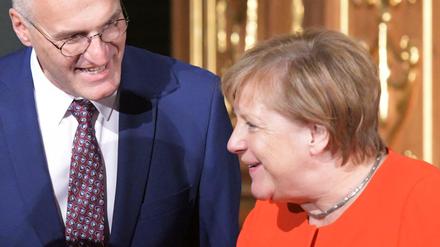 Bundeskanzlerin Angela Merkel (CDU) steht im goldenen Saal des Augsburger Rathauses neben Oberbürgermeister Kurt Gribl (CSU). 