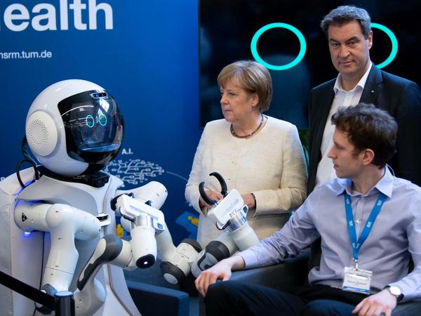 Künstliche Intelligenz ist ein wichtiges Zukunftsthema: Bundeskanzlerin Angela Merkel bei einem Rundgang durch die Munich School of Robotics and Machine Intelligence der Technischen Universität München.