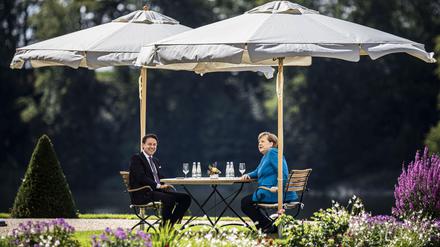 Gemeinsam geschützt: Die Kanzlerin und Italiens Premier Giuseppe Conte im Juli auf Schloss Meseberg