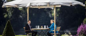 Gemeinsam geschützt: Die Kanzlerin und Italiens Premier Giuseppe Conte im Juli auf Schloss Meseberg