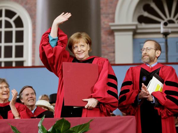 Bundeskanzlerin Angela Merkel (CDU) winkt bei der Verleihung der Ehrendoktorwürde in Harvard Universität. 