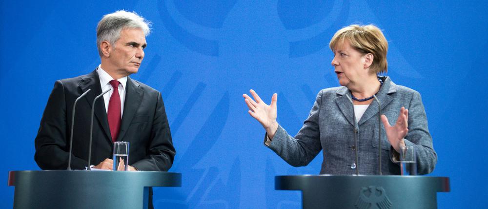 Bundeskanzlerin Angela Merkel (CDU) und ihr Amtskollege Werner Faymann (SPÖ) aus Österreich am Dienstag im Kanzleramt in Berlin.