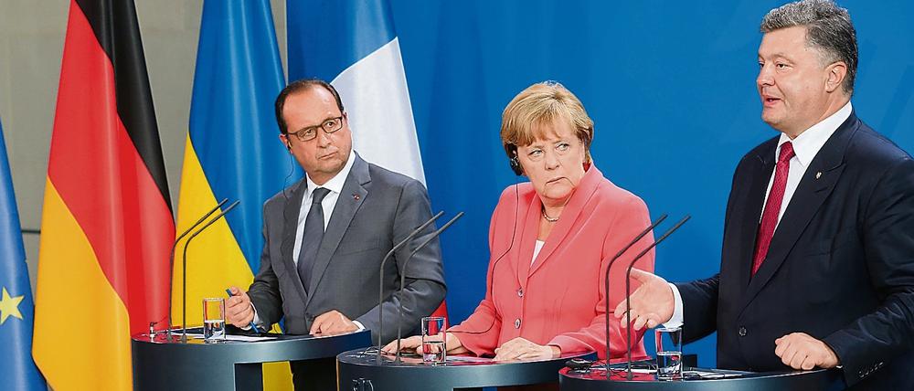 Bundeskanzlerin Angela Merkel (CDU) empfängt am 24.08.2015 den französischen Präsidenten Francois Hollande (l) und den ukrainischen Präsidenten Petro Poroschenko in Berlin. 