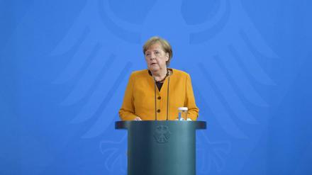 Bundeskanzlerin Angela Merkel (CDU) gibt nach Gesprächen per Videokonferenz mit den Ministerpräsidenten eine Erklärung ab.