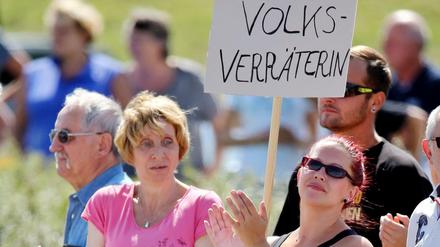 Demonstranten vor einer Flüchtlingsunterkunft im sächsischen Heidenau warten im Sommer 2015 auf "Volksverräterin" Angela Merkel.