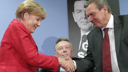 Bundeskanzlerin Angela Merkel und Gerhard Schröder - beiden droht eine "Altkanzler"-Reform in Sachen Ausstattung und Privilegien. 